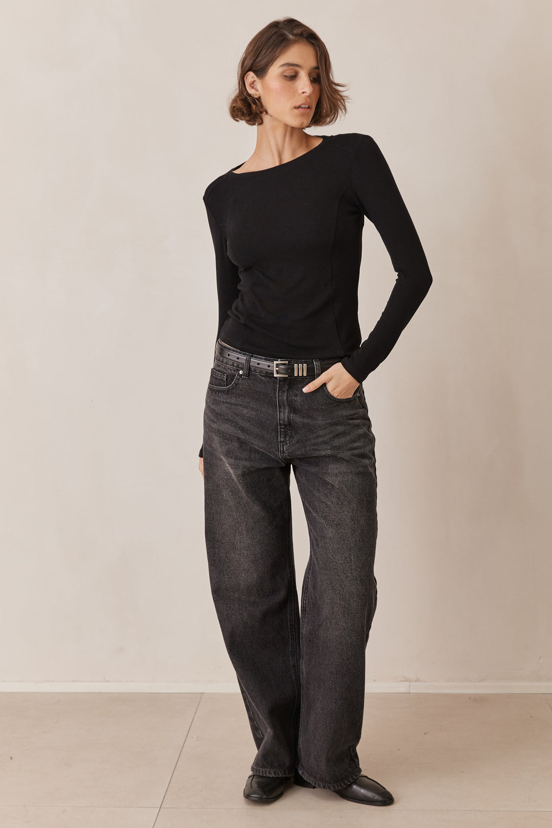 חולצת בייסיק נולה בשילוב תיפורים בולטים | שחור