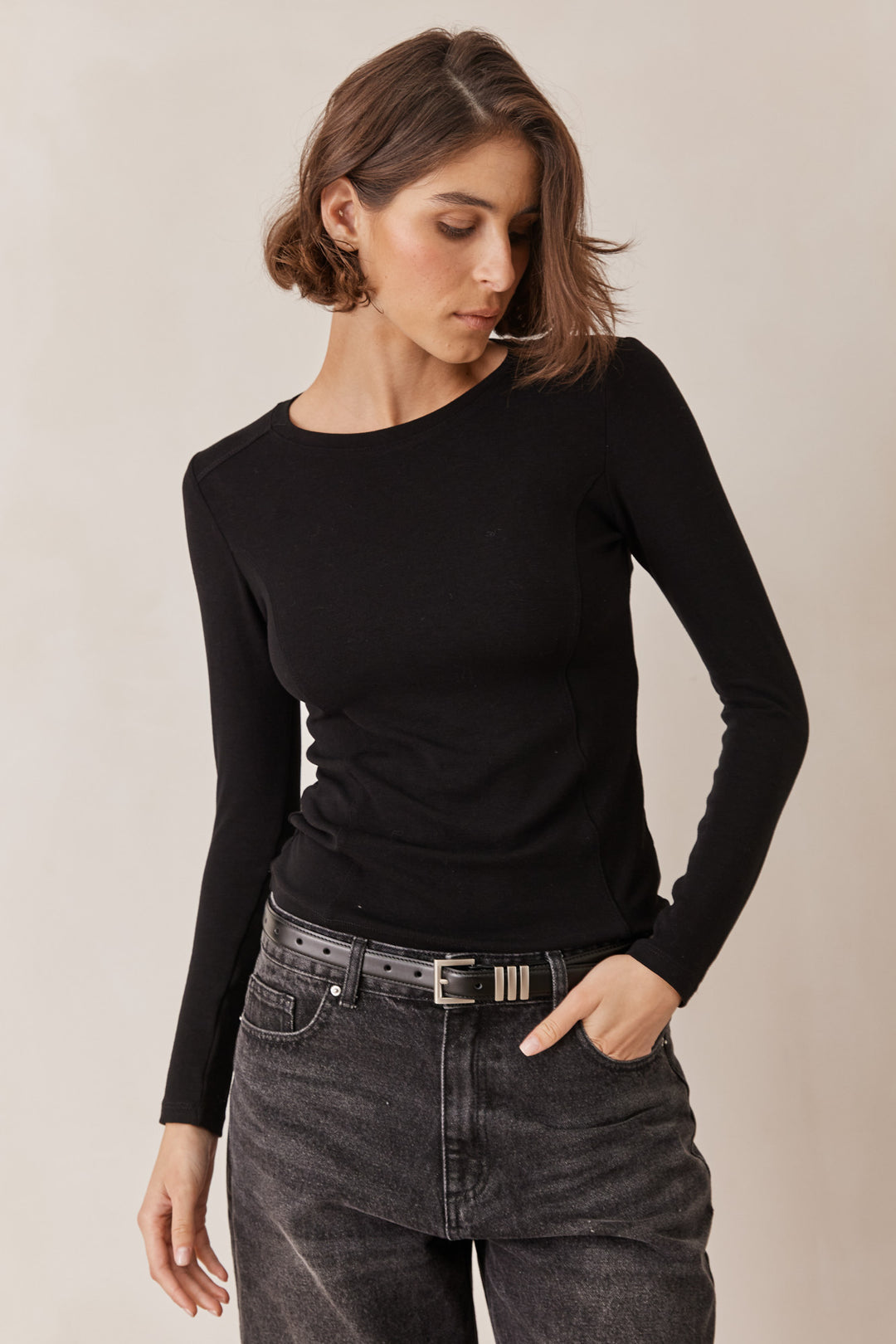 חולצת בייסיק נולה בשילוב תיפורים בולטים | שחור