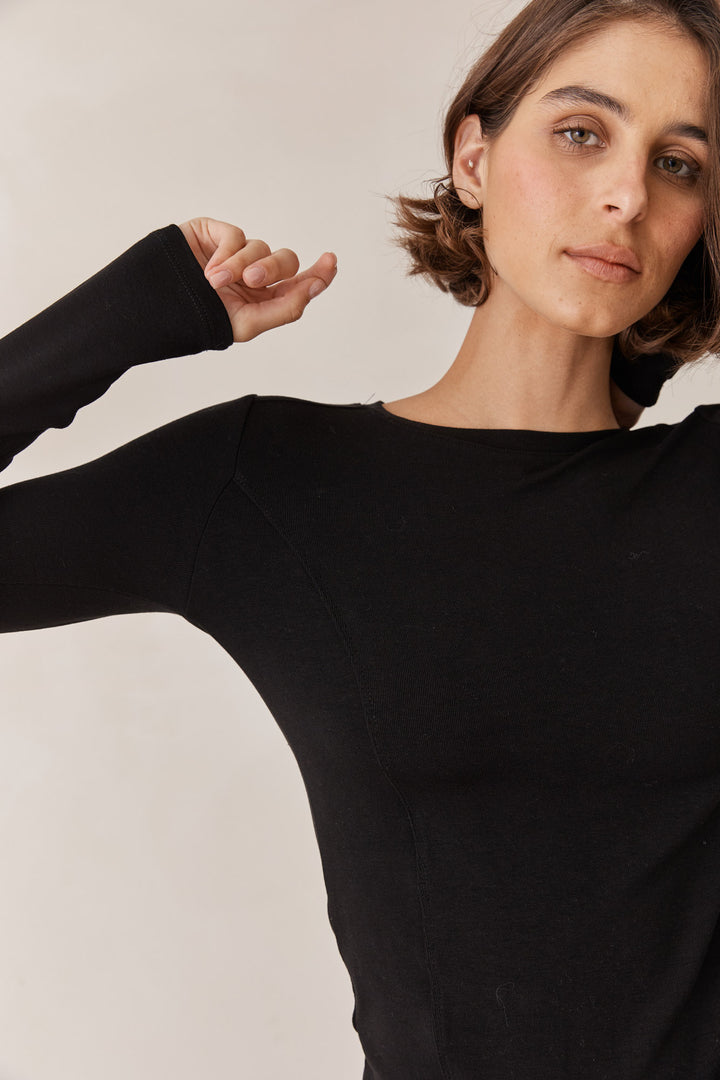 חולצת בייסיק נולה בשילוב תיפורים בולטים | שחור