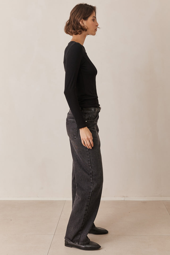 חולצת בייסיק נולה בשילוב תיפורים בולטים | שחור