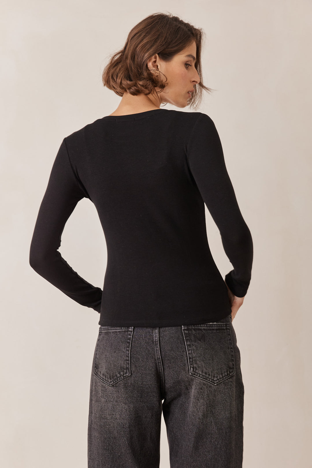 חולצת בייסיק נולה בשילוב תיפורים בולטים | שחור