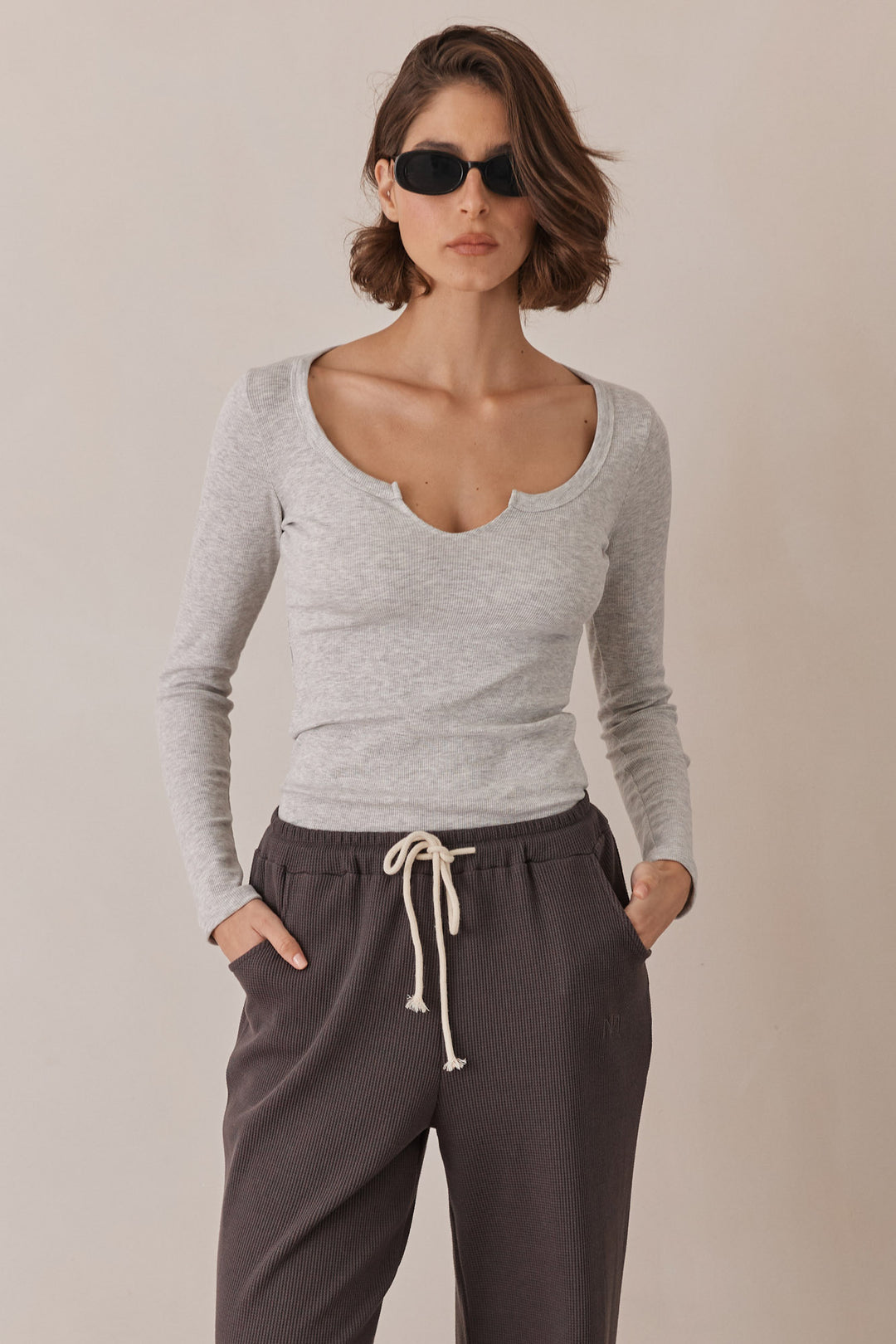 חולצת ביל בייסיק מחשוף גזור בד ריב | אפור בהיר