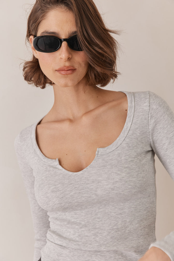 חולצת ביל בייסיק מחשוף גזור בד ריב | אפור בהיר