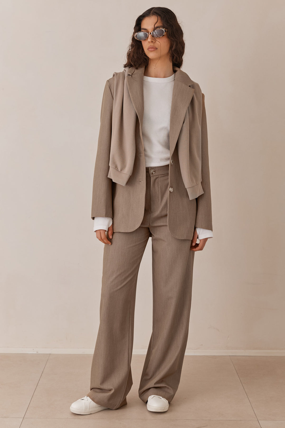 בלייזר מחויט קתרין בשילוב רקמת לוגו | חום