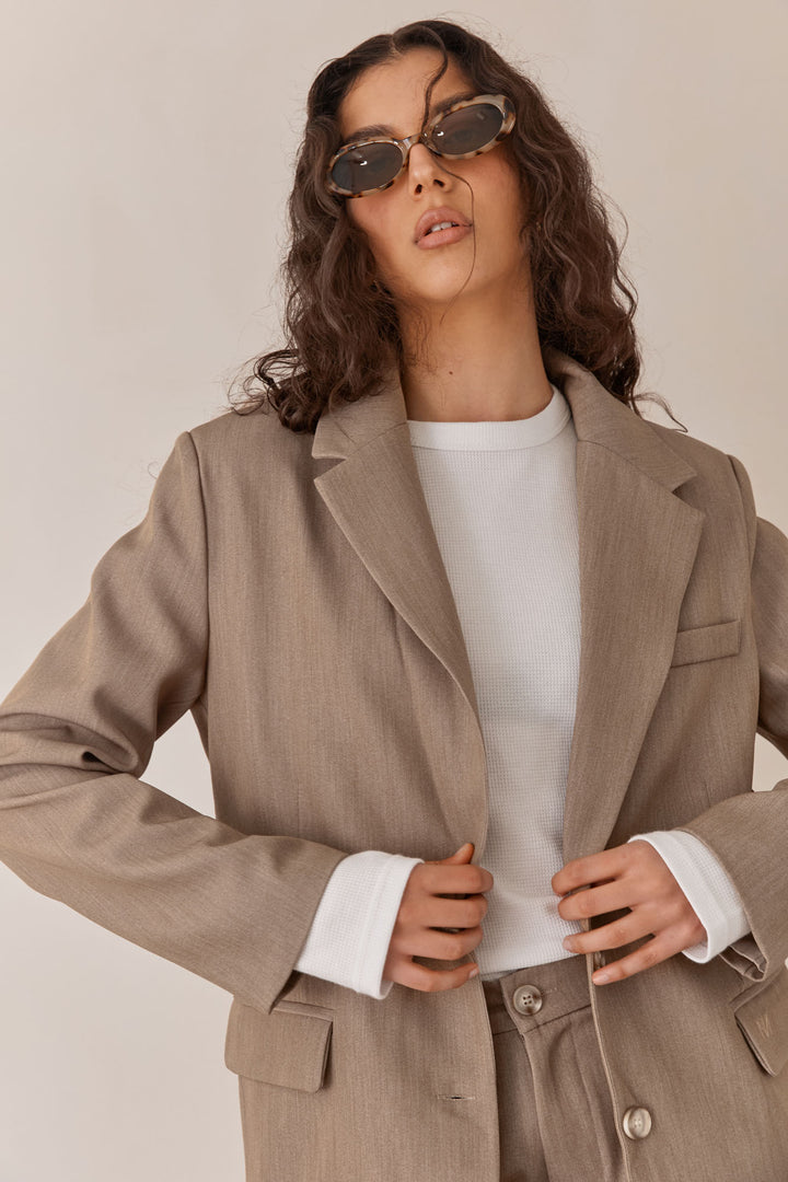 בלייזר מחויט קתרין בשילוב רקמת לוגו | חום