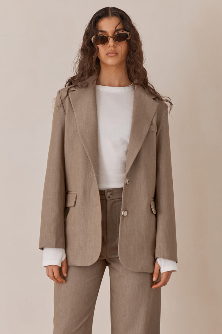 בלייזר מחויט קתרין בשילוב רקמת לוגו | חום