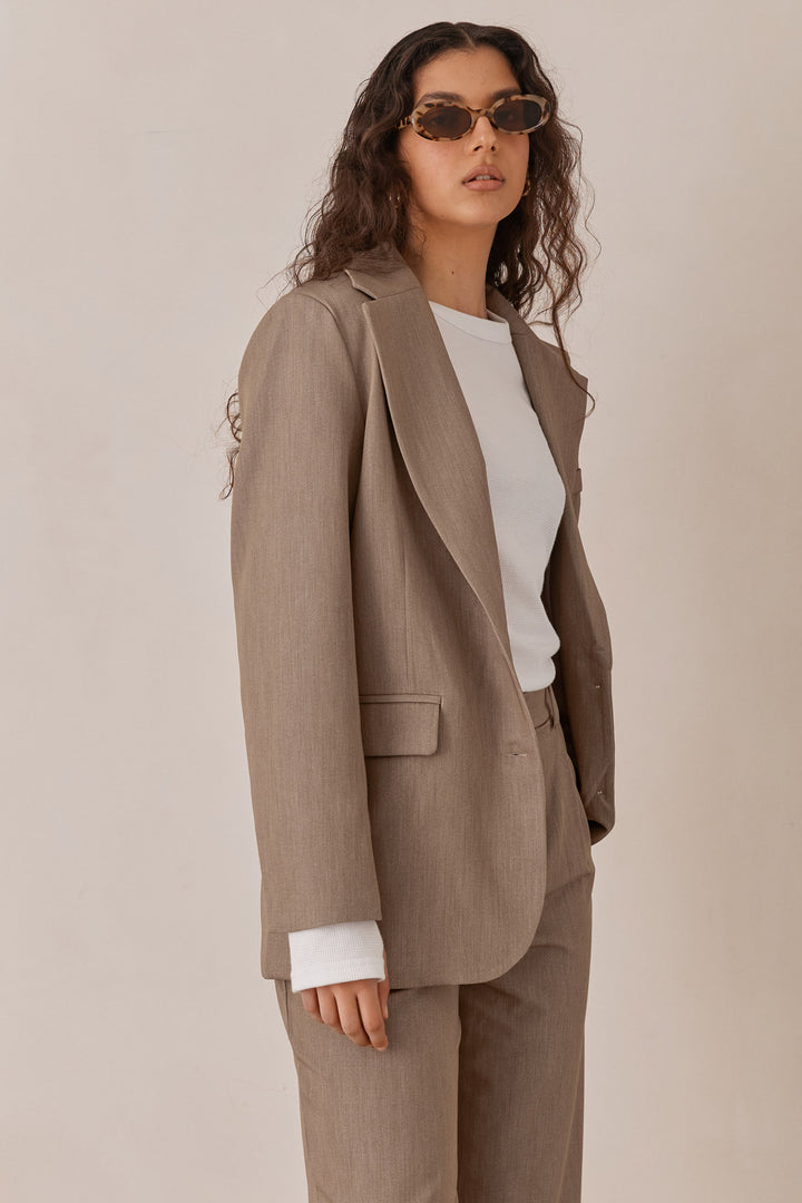 בלייזר מחויט קתרין בשילוב רקמת לוגו | חום