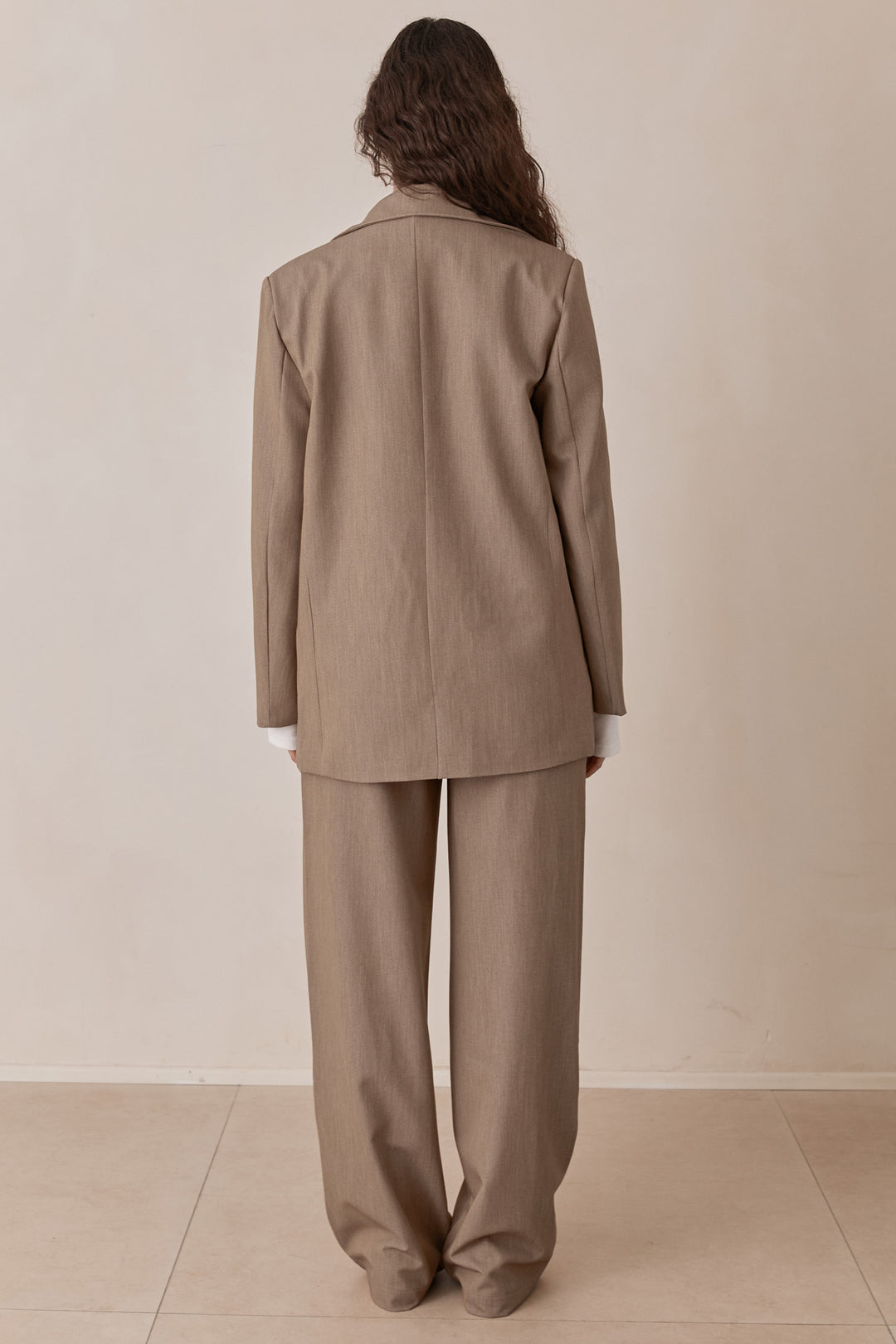 בלייזר מחויט קתרין בשילוב רקמת לוגו | חום