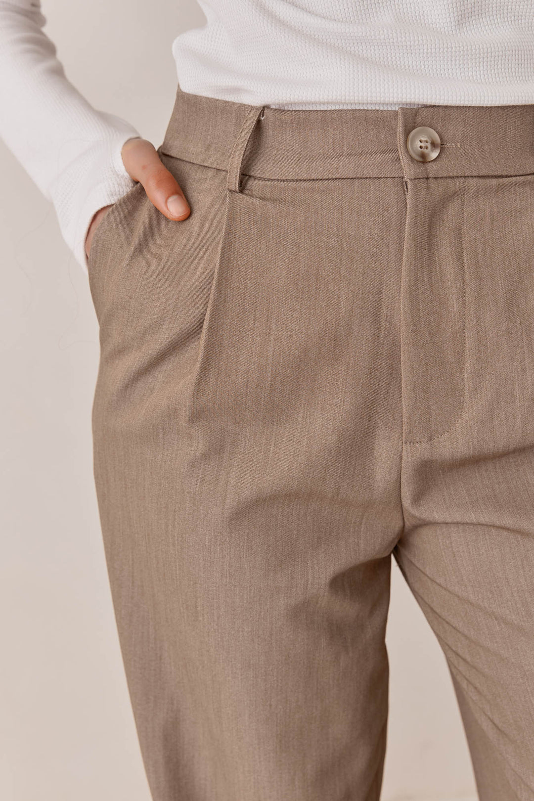 מכנסי קתרין מחויטים | חום