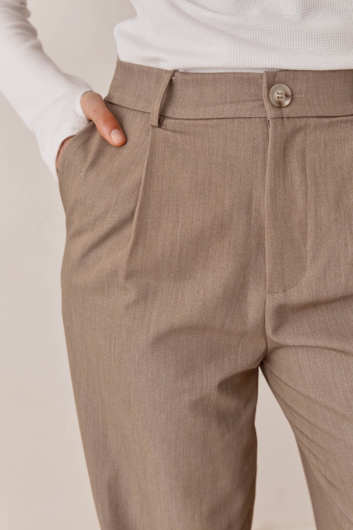 מכנסי קתרין מחויטים | חום