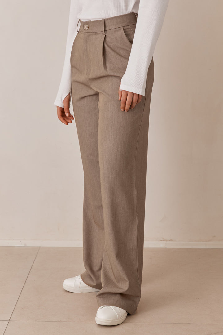 מכנסי קתרין מחויטים | חום