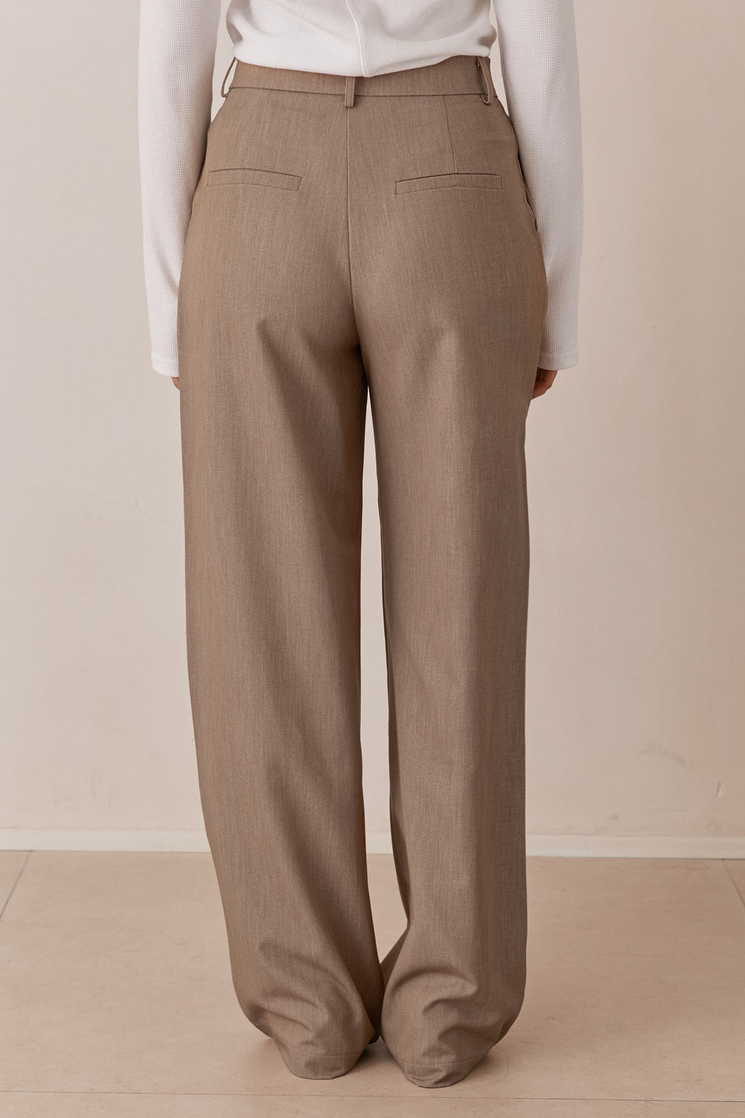 מכנסי קתרין מחויטים | חום