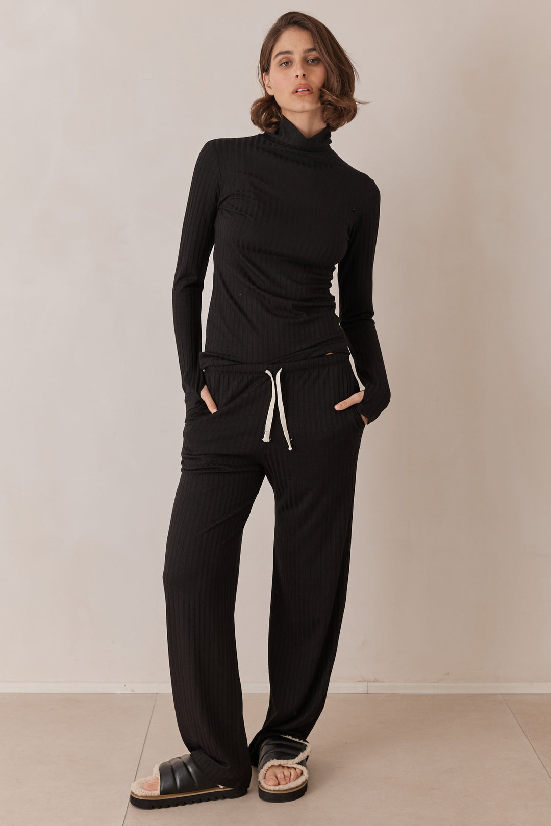 מכנסי קאיה בשילוב גומי במותן ושרוך קשירה | שחור