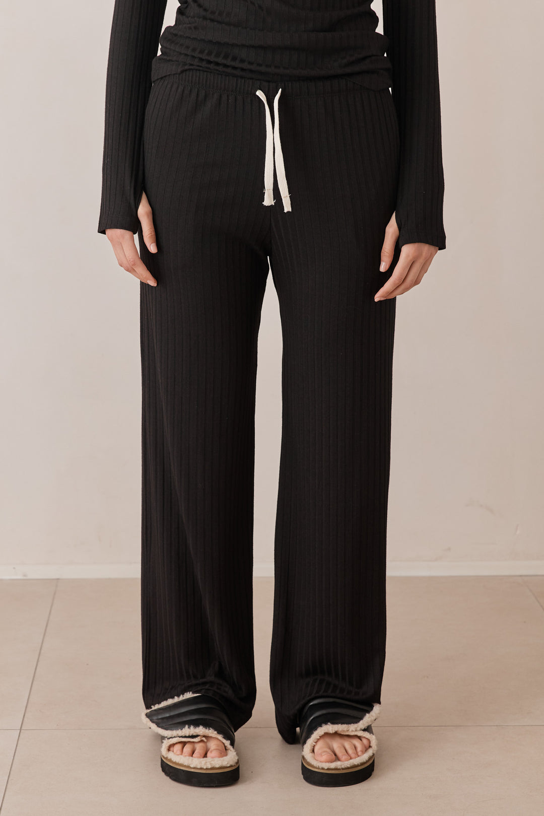 מכנסי קאיה בשילוב גומי במותן ושרוך קשירה | שחור