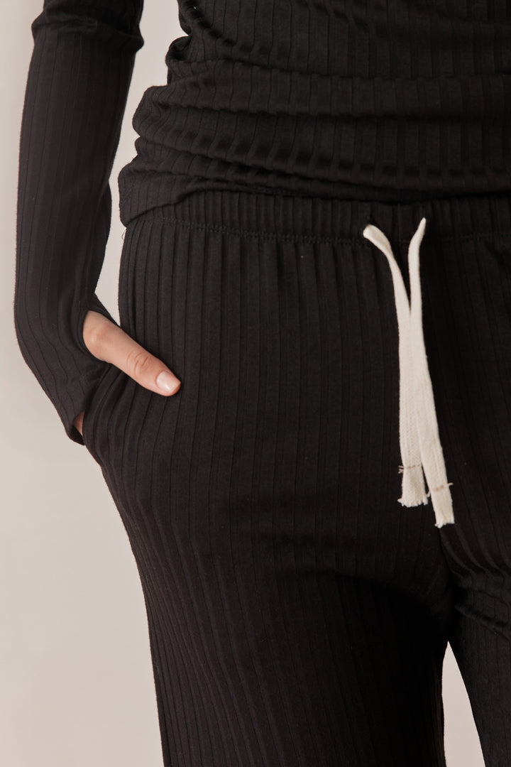 מכנסי קאיה בשילוב גומי במותן ושרוך קשירה | שחור