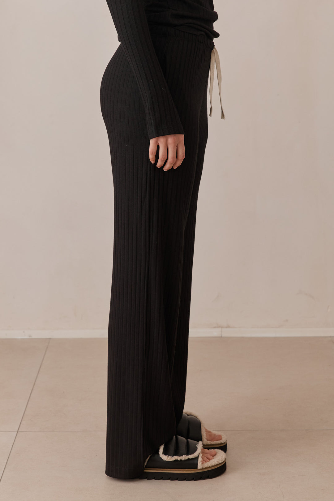 מכנסי קאיה בשילוב גומי במותן ושרוך קשירה | שחור