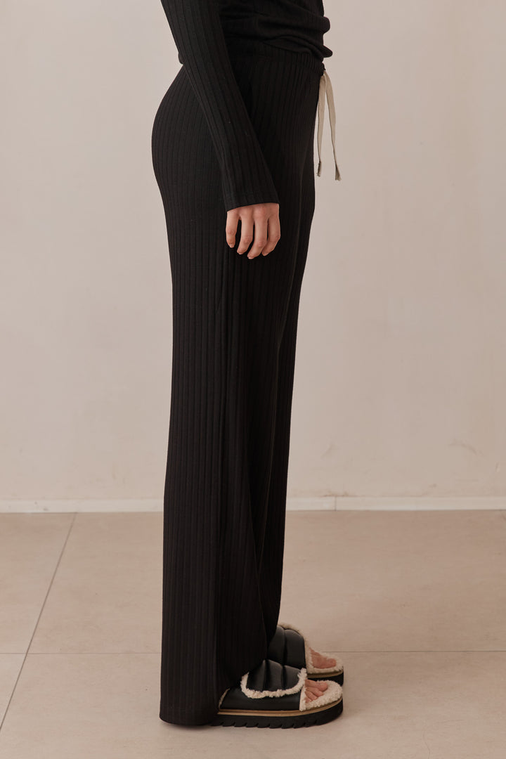 מכנסי קאיה בשילוב גומי במותן ושרוך קשירה | שחור