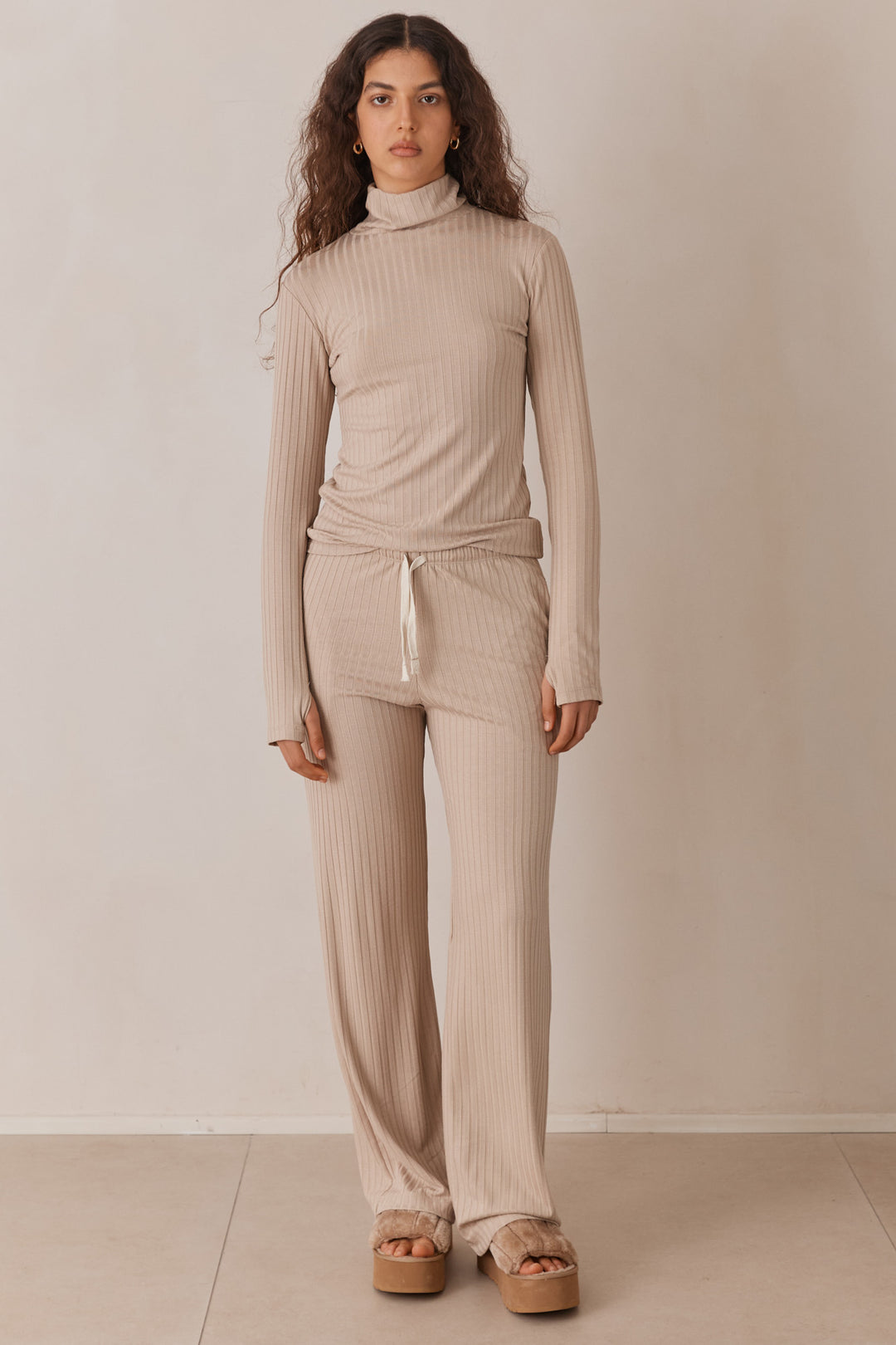 מכנסי קאיה בשילוב גומי במותן ושרוך קשירה | בז'