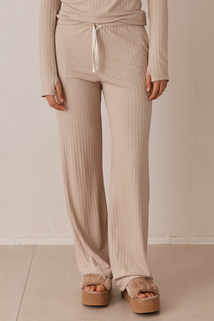 מכנסי קאיה בשילוב גומי במותן ושרוך קשירה | בז'