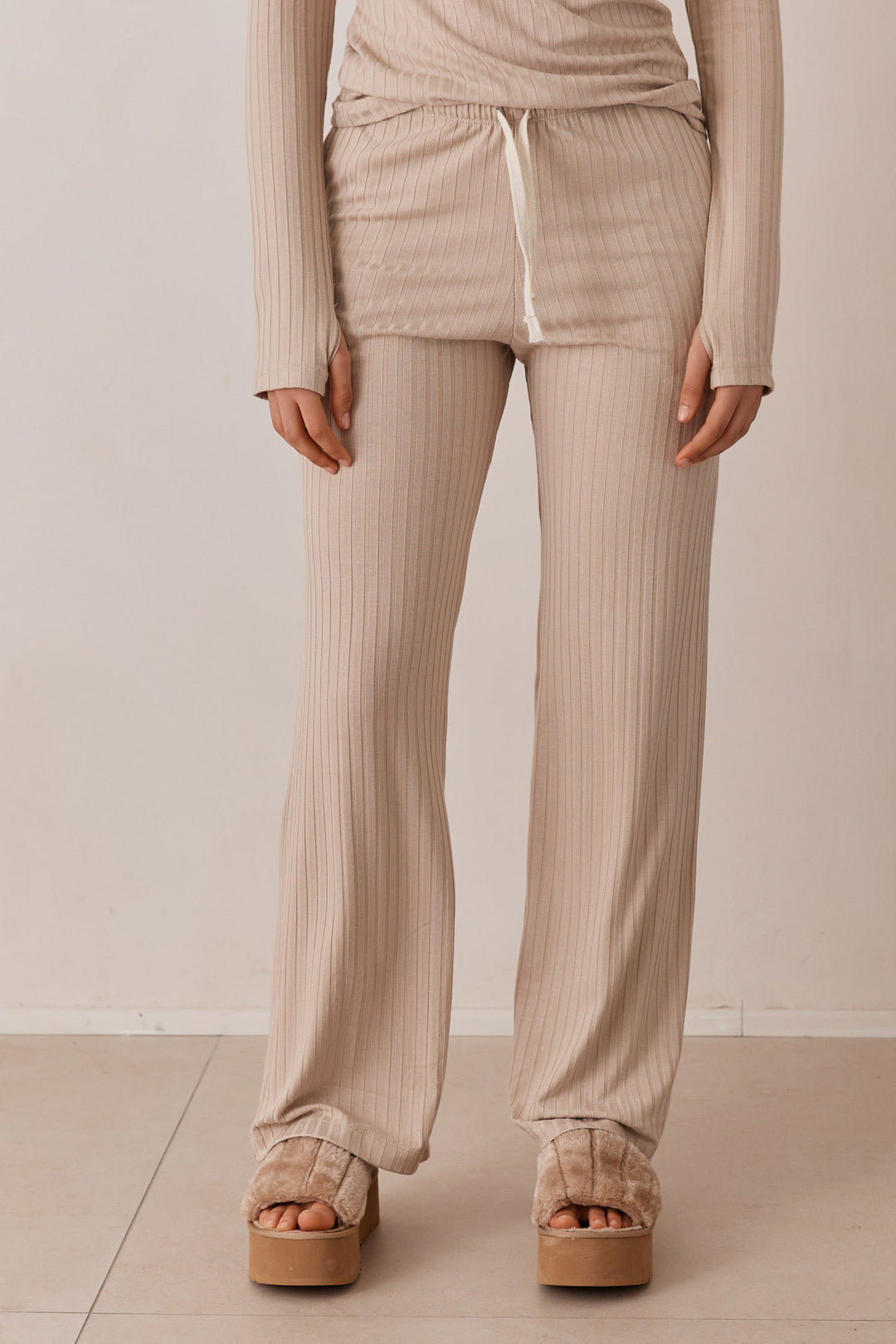 מכנסי קאיה בשילוב גומי במותן ושרוך קשירה | בז'