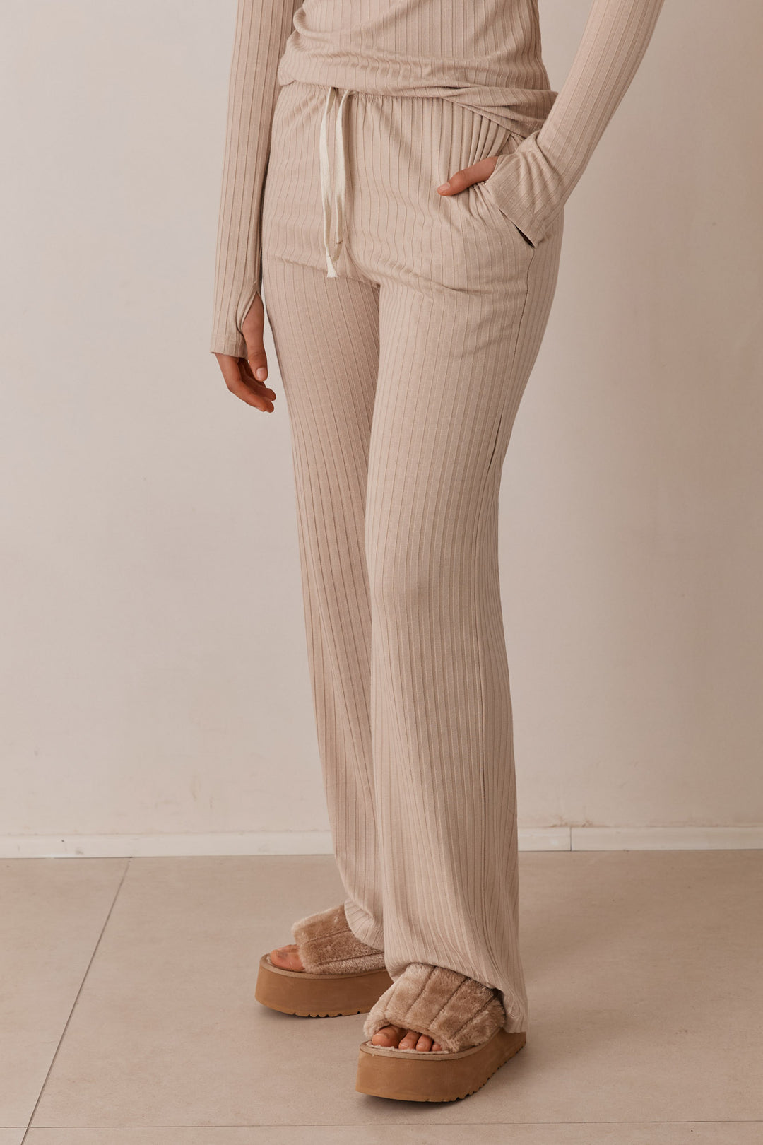 מכנסי קאיה בשילוב גומי במותן ושרוך קשירה | בז'