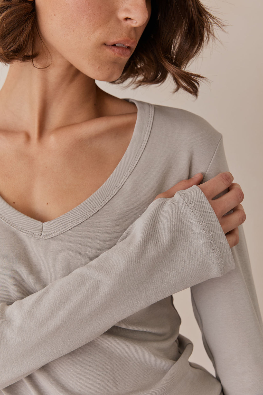 חולצת בייסיק מייגן וי שרוול כפפה | אפור אייס