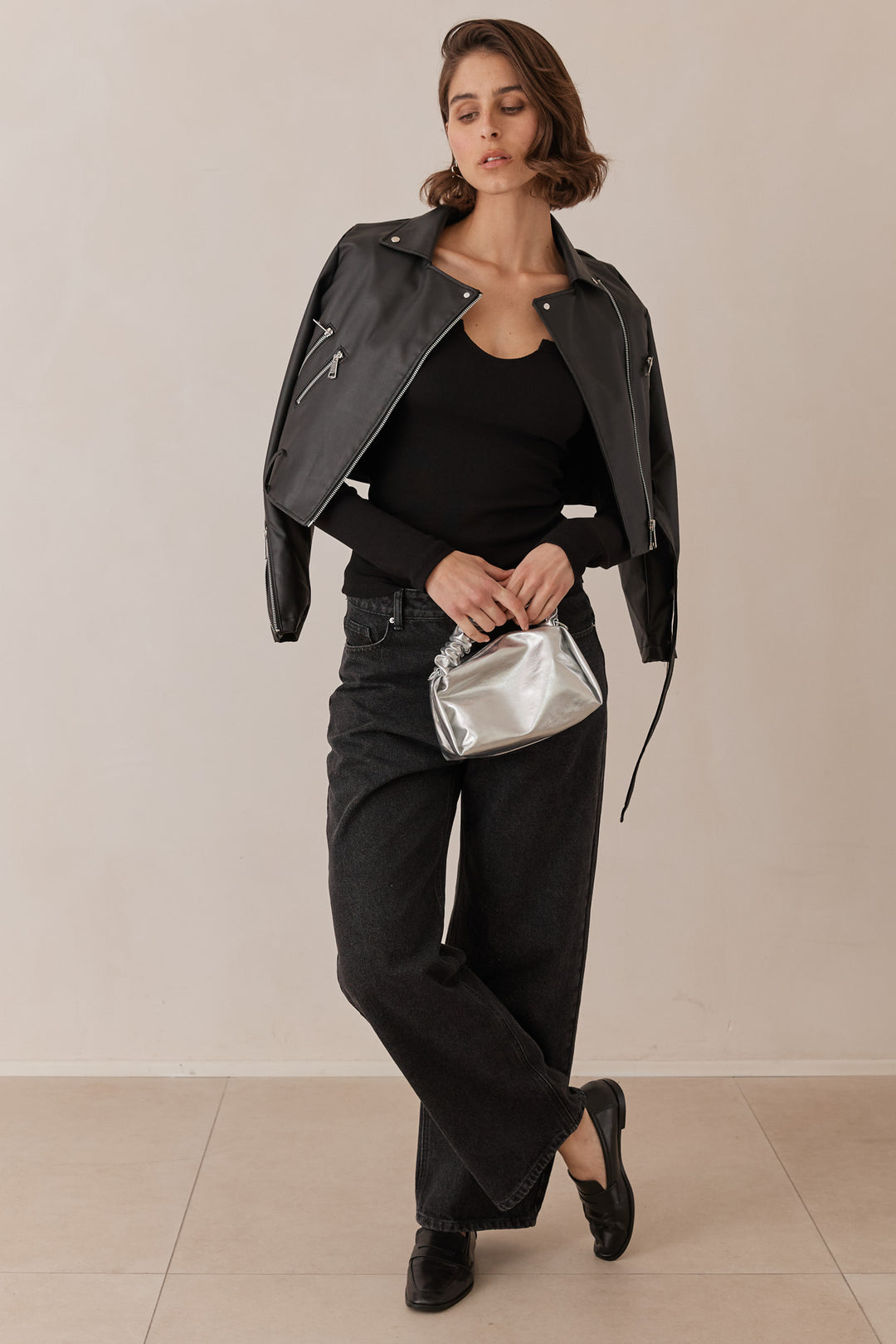 חולצת ביל בייסיק מחשוף גזור בד ריב | שחור