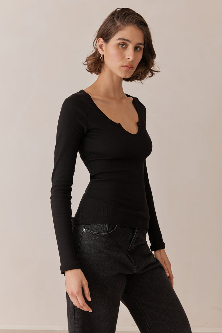 חולצת ביל בייסיק מחשוף גזור בד ריב | שחור