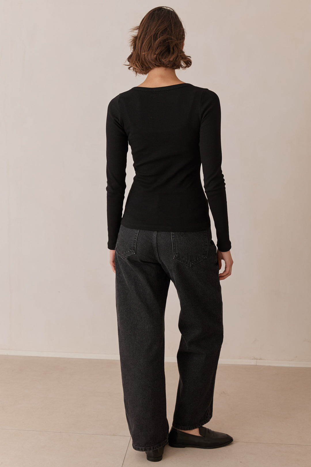 חולצת ביל בייסיק מחשוף גזור בד ריב | שחור