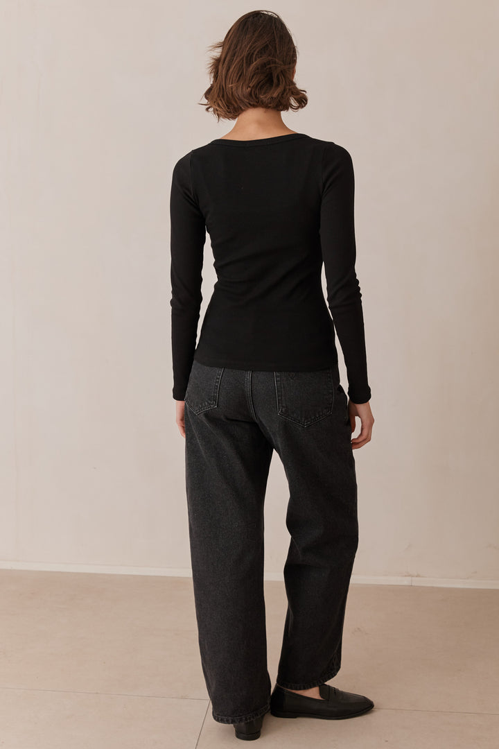 חולצת ביל בייסיק מחשוף גזור בד ריב | שחור