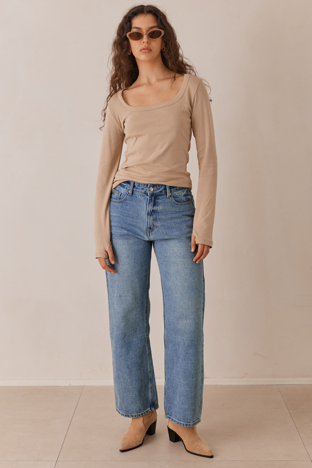 חולצת בייסיק ריין מחשוף מרובע ושרוולי כפפה | בז'