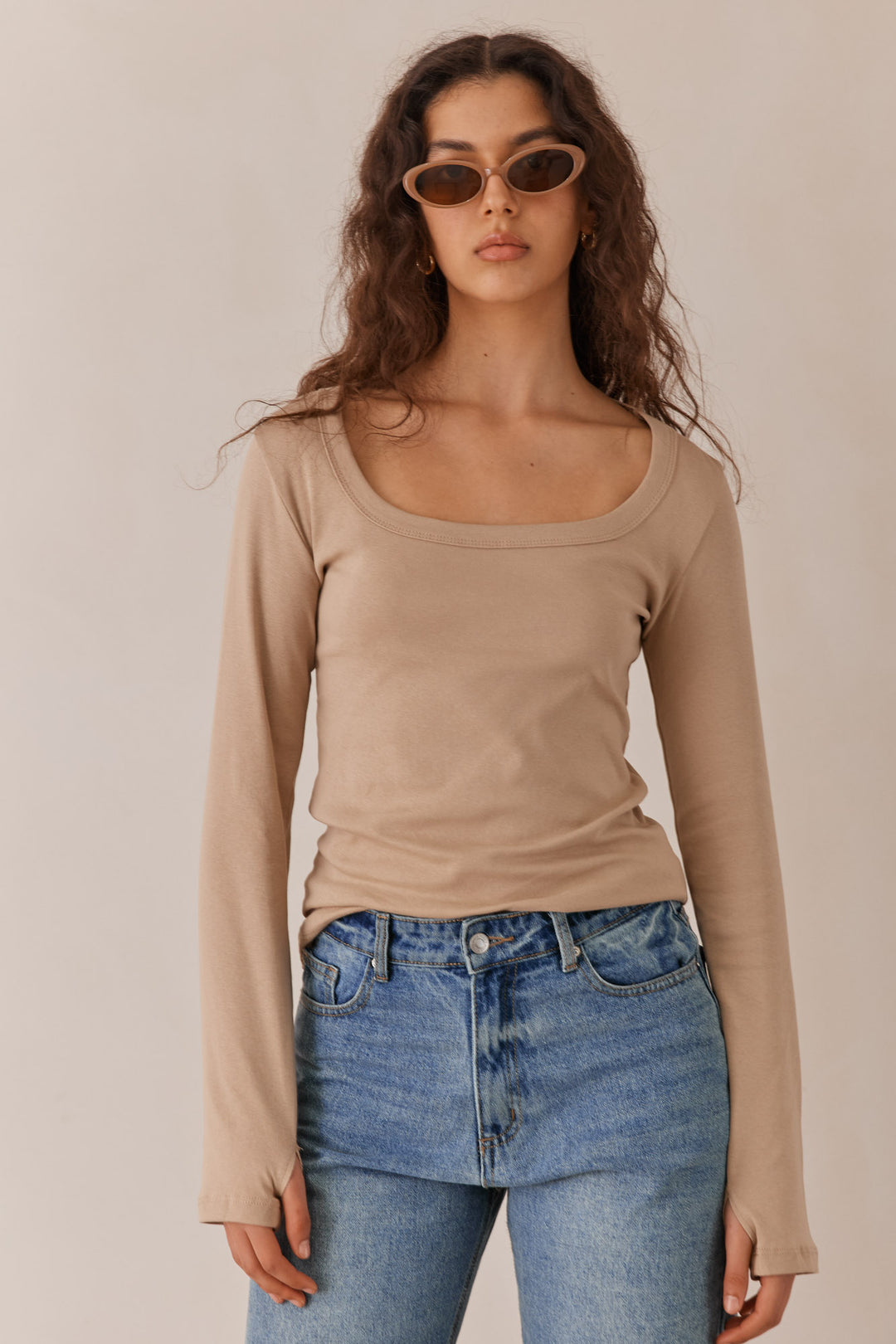 חולצת בייסיק ריין מחשוף מרובע ושרוולי כפפה | בז'