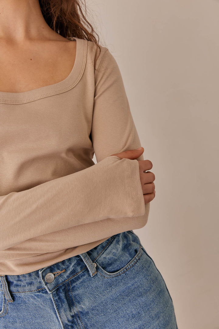 חולצת בייסיק ריין מחשוף מרובע ושרוולי כפפה | בז'