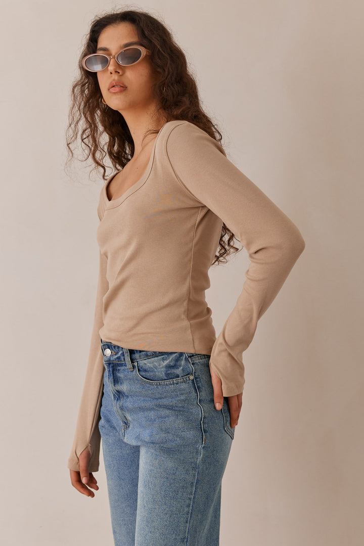 חולצת בייסיק ריין מחשוף מרובע ושרוולי כפפה | בז'