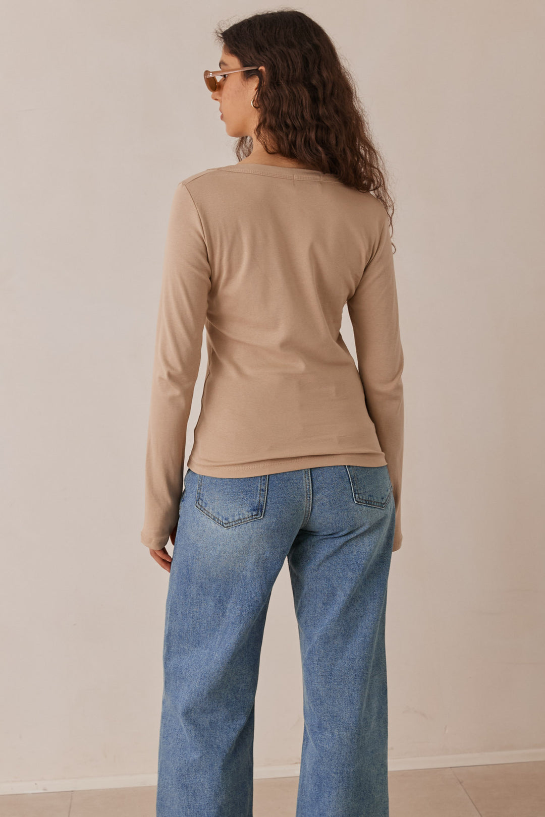 חולצת בייסיק ריין מחשוף מרובע ושרוולי כפפה | בז'