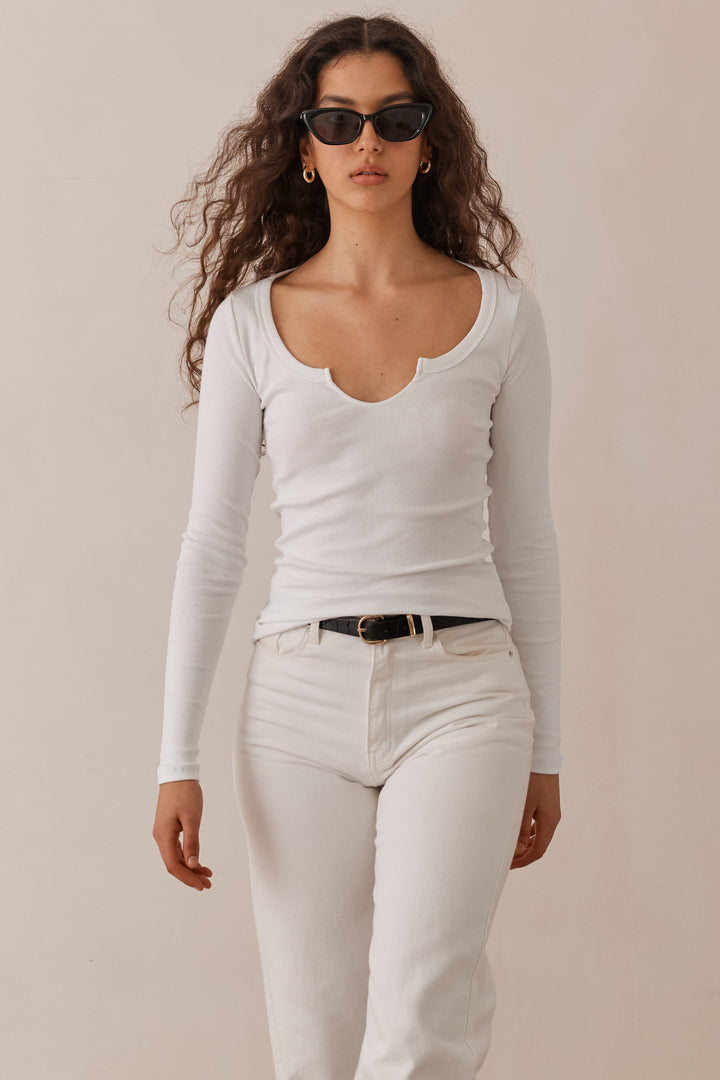 חולצת ביל בייסיק מחשוף גזור בד ריב | לבן