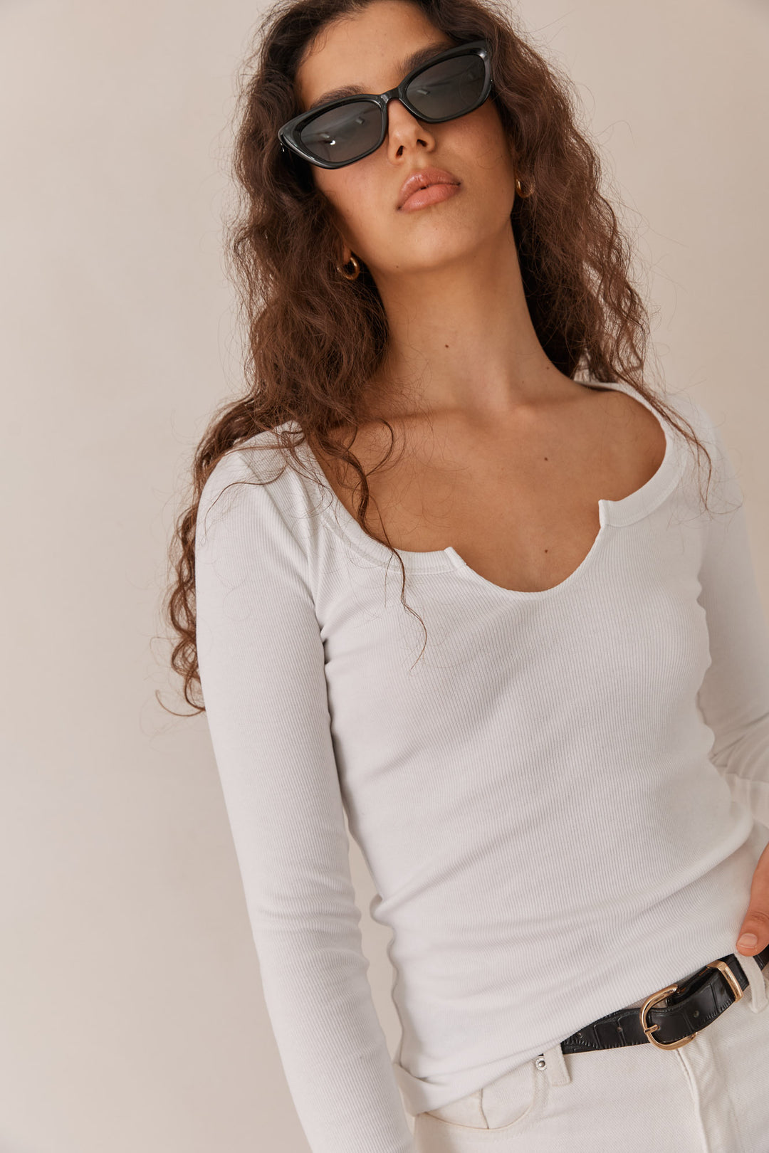 חולצת ביל בייסיק מחשוף גזור בד ריב | לבן