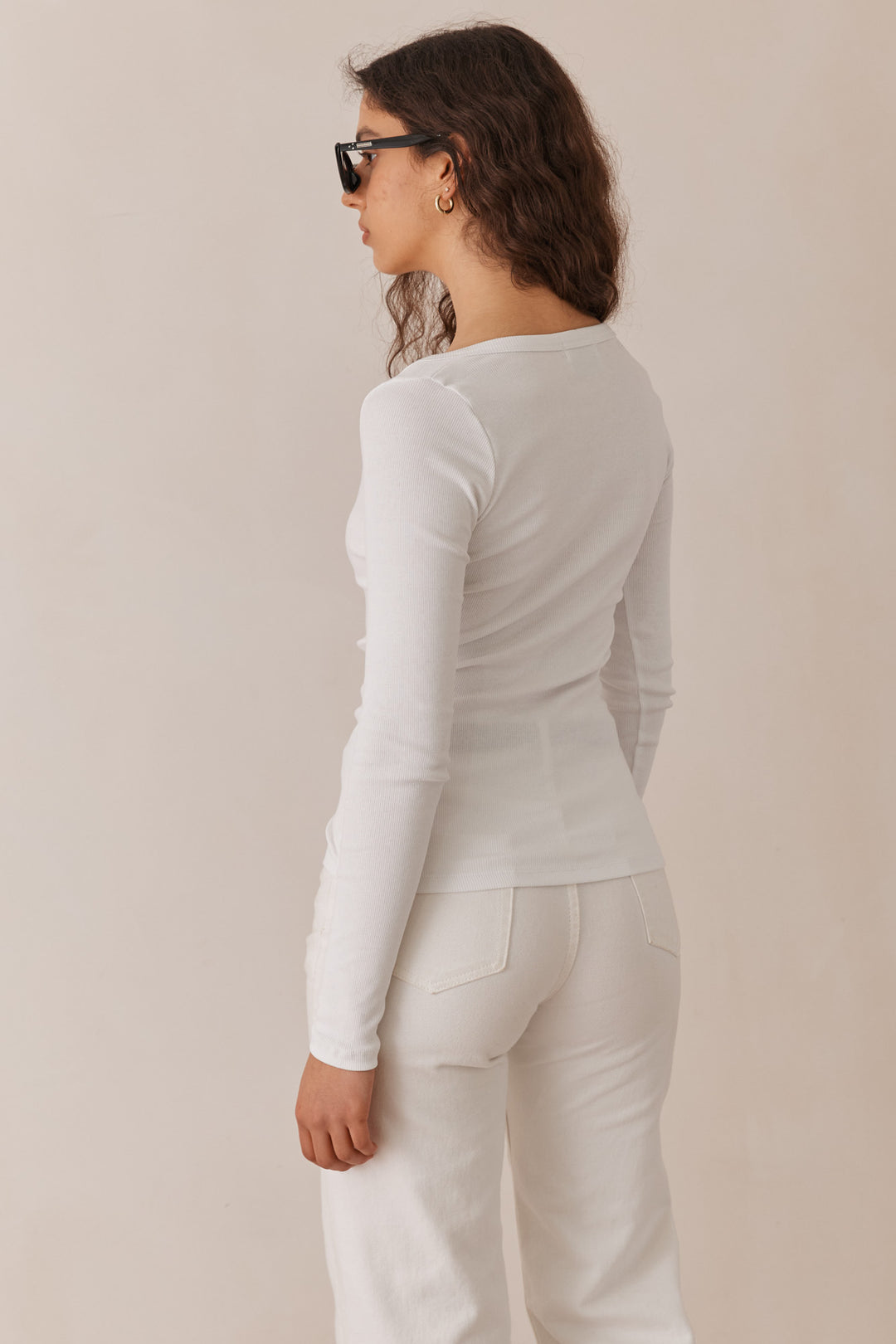 חולצת ביל בייסיק מחשוף גזור בד ריב | לבן