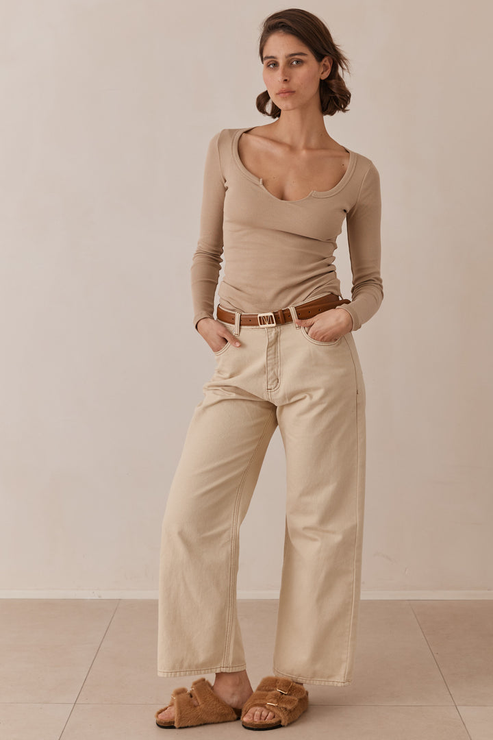 חולצת ביל בייסיק מחשוף גזור בד ריב | בז'