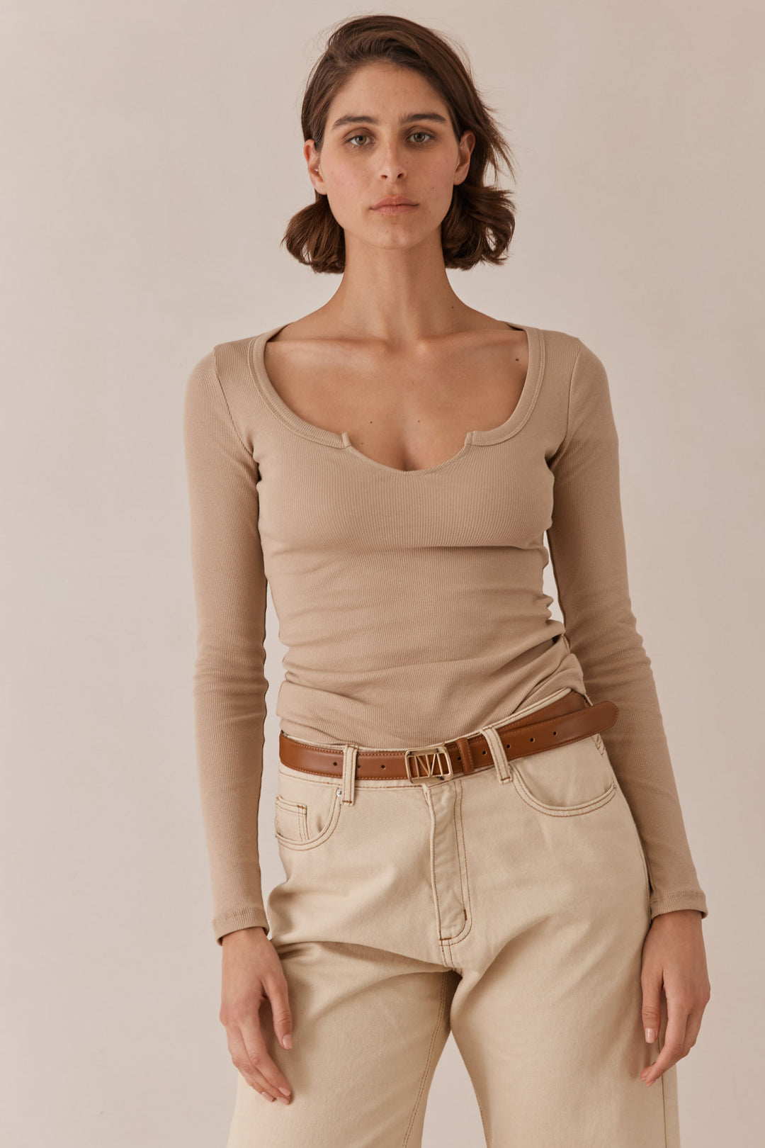 חולצת ביל בייסיק מחשוף גזור בד ריב | בז'