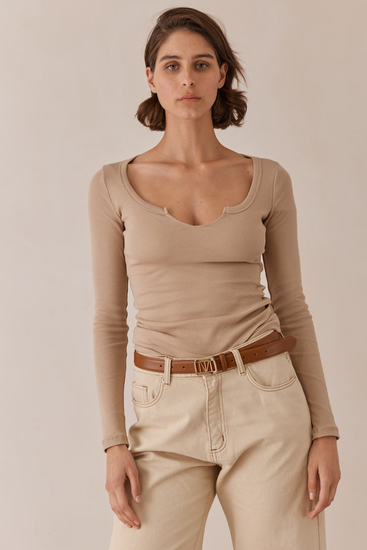 חולצת ביל בייסיק מחשוף גזור בד ריב | בז'