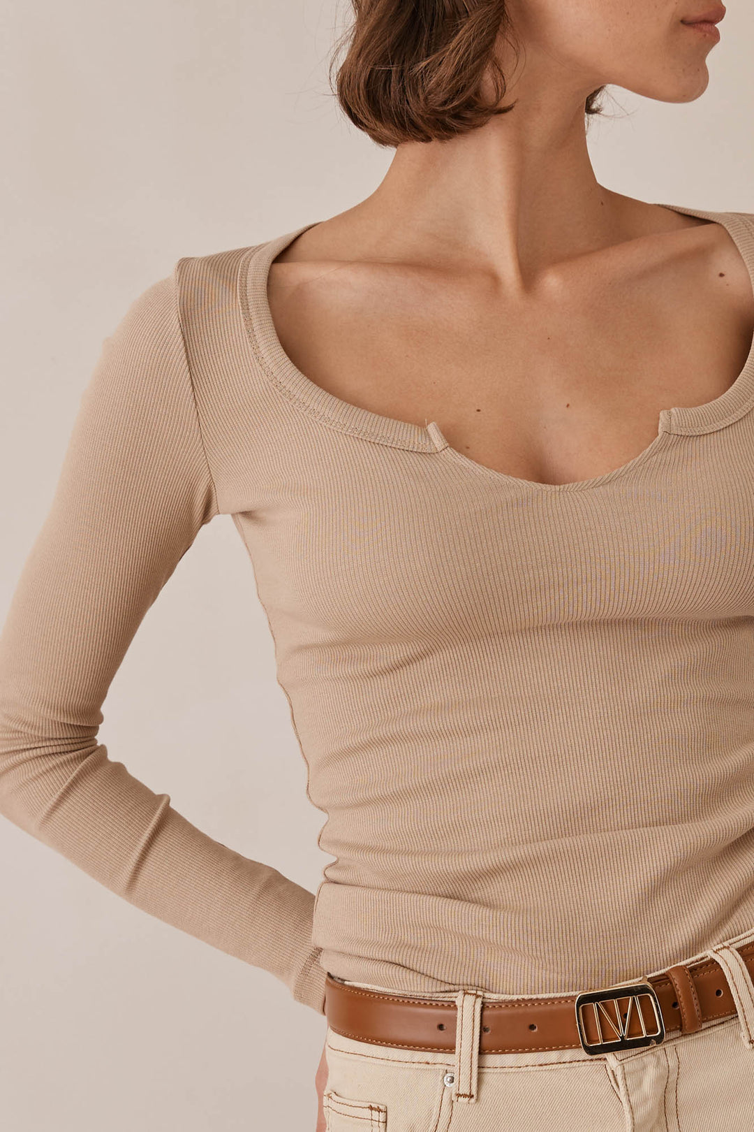 חולצת ביל בייסיק מחשוף גזור בד ריב | בז'