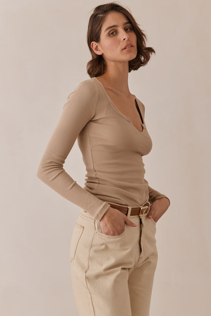 חולצת ביל בייסיק מחשוף גזור בד ריב | בז'