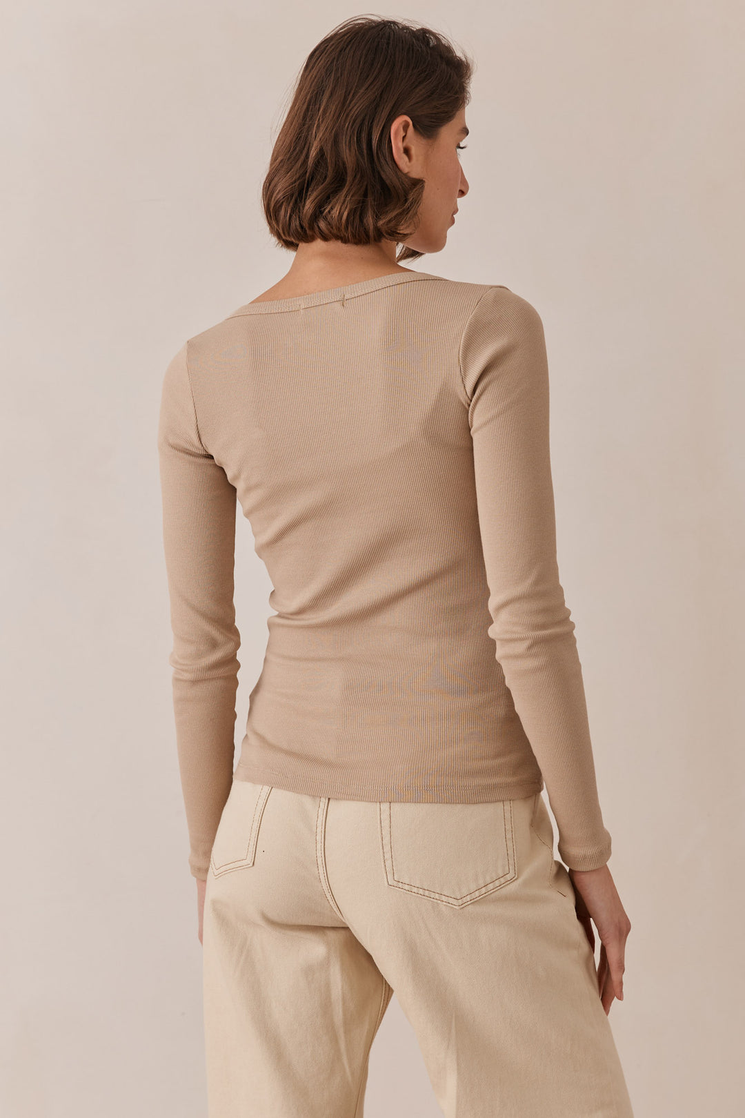 חולצת ביל בייסיק מחשוף גזור בד ריב | בז'