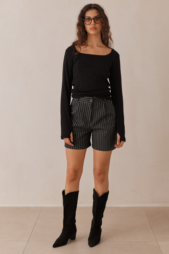 חולצת בייסיק ריין מחשוף מרובע ושרוולי כפפה | שחור