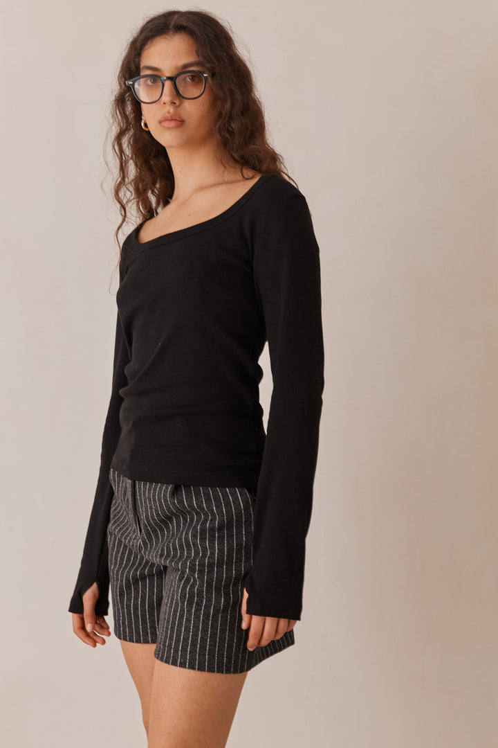 חולצת בייסיק ריין מחשוף מרובע ושרוולי כפפה | שחור