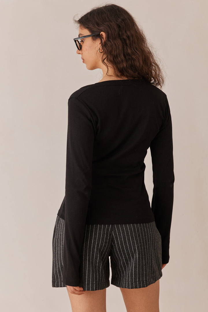 חולצת בייסיק ריין מחשוף מרובע ושרוולי כפפה | שחור