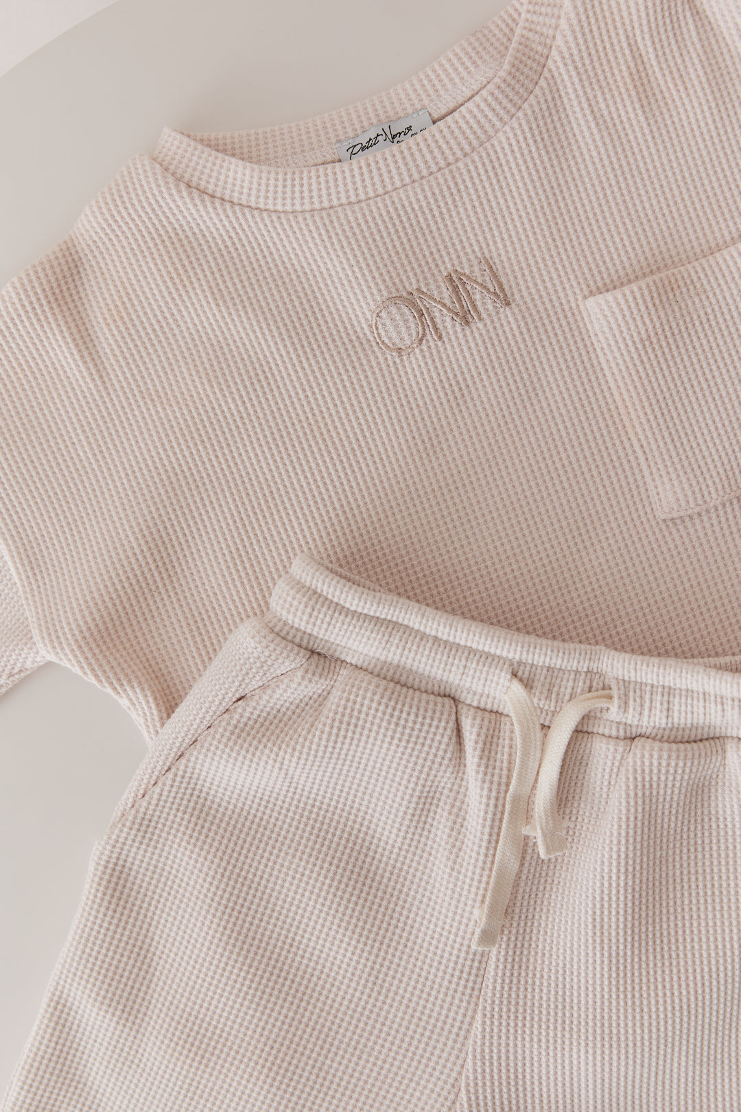 חליפת קים בד וופל בשילוב רקמת לוגו | קרם