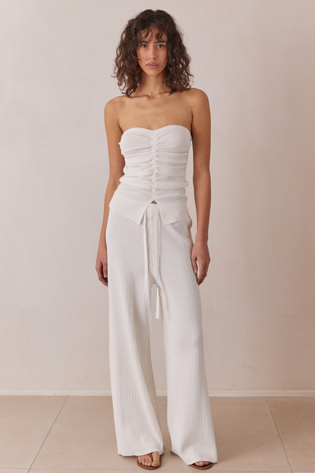 טופ סטרפלס רייצ'ל בשילוב כיווצים ושסע | לבן