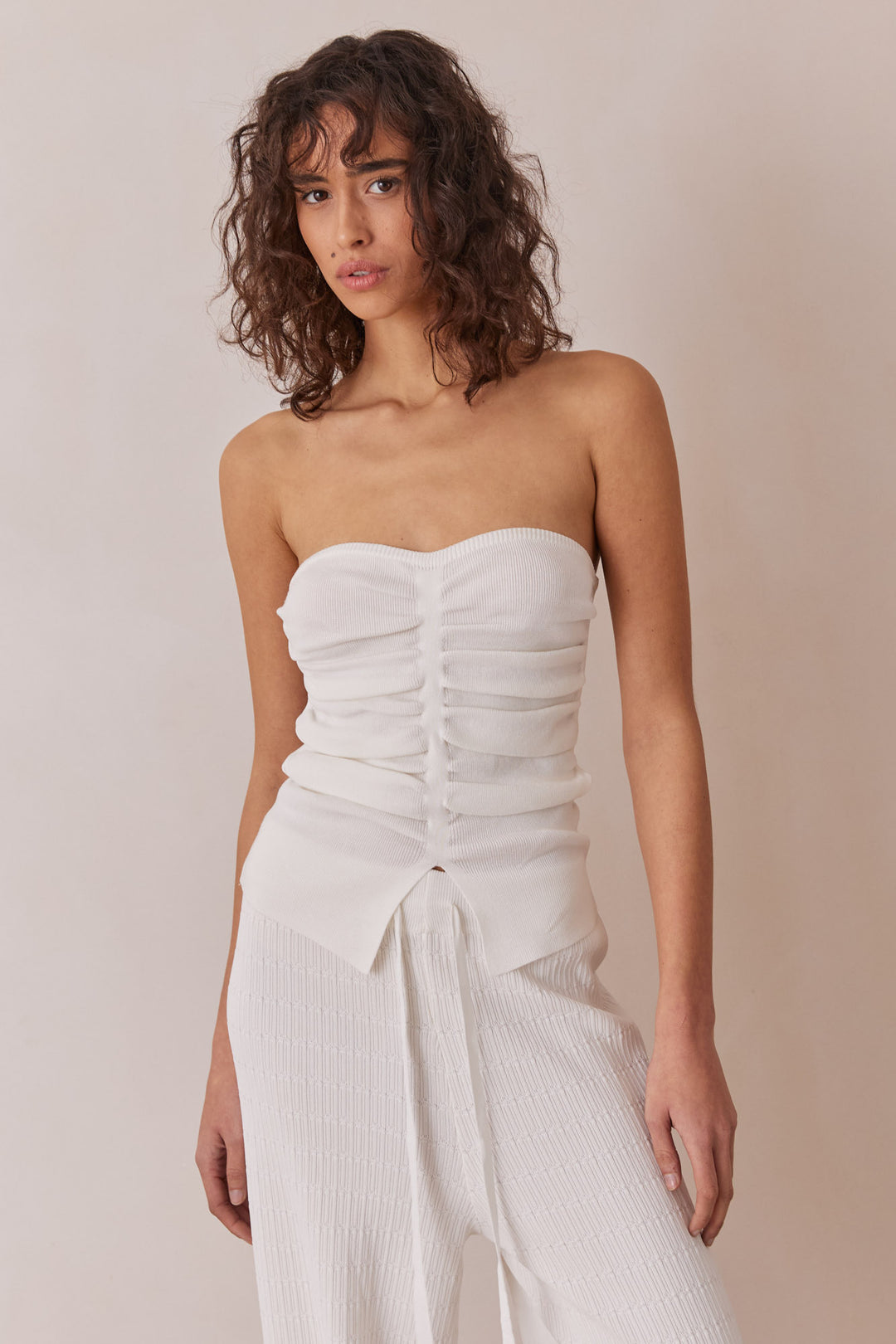 טופ סטרפלס רייצ'ל בשילוב כיווצים ושסע | לבן